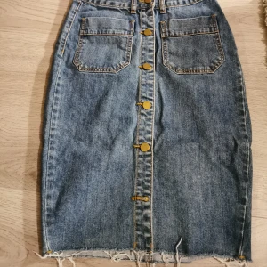 Jeanskjol med knappar nakd - Supersnygg jeanskjol med knappar fram!