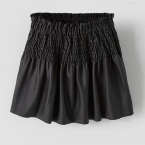 Skinnkjol - Superfin skinnkjol ifrån zara som knappt är använd! Superfin till tights tex på vintern. Buda i kommentarerna! Bud:270kr💕