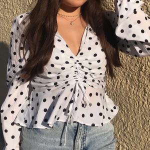 blus med prickar  - använd-i gott skick//Tar bara emot swish 