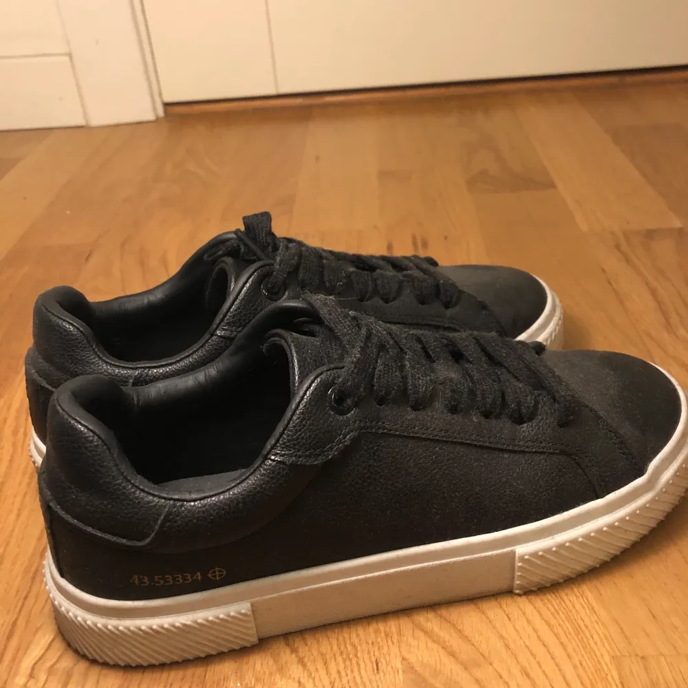 Fina sneakers i läderimitation från PULL&BEAR, slutsålda så vitt jag vet. Står i storlek 36 men är en aning för stora på mig, kontakta gärna för fler bilder! Skickas boxad eller möts upp i Stockholm 💕. Skor.