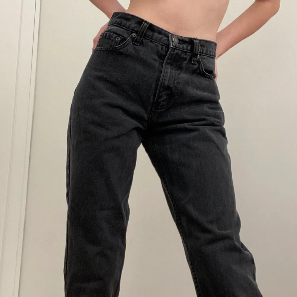 Super trendiga svarta mom jeans! Messa innan du köper är storlek 32/34 . Jeans & Byxor.