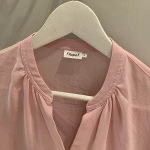 Ljusrosa blus Filippa K - Ljusrosa skir blus från Filippa K stl S
