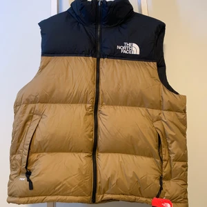 HELT NY North Face 1996 Nuptse LARGE - Oönskad julklapp som säljs vidare. Storlek LARGE (herr). Bud från 1300kr eller köp nu för 1700kr (nypris 2499kr). Om ett bud blir lagt köp nu pris är inte längre giltig. Lapparna kvar. 