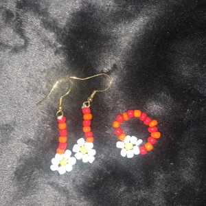 Pärlset  - Jättegulliga örhängen med en matchande ring som kan piffa upp en tråkig outfit🧚. Ringen är stretchig så en kan passa alla storlekar. Köparen står för frakten💖