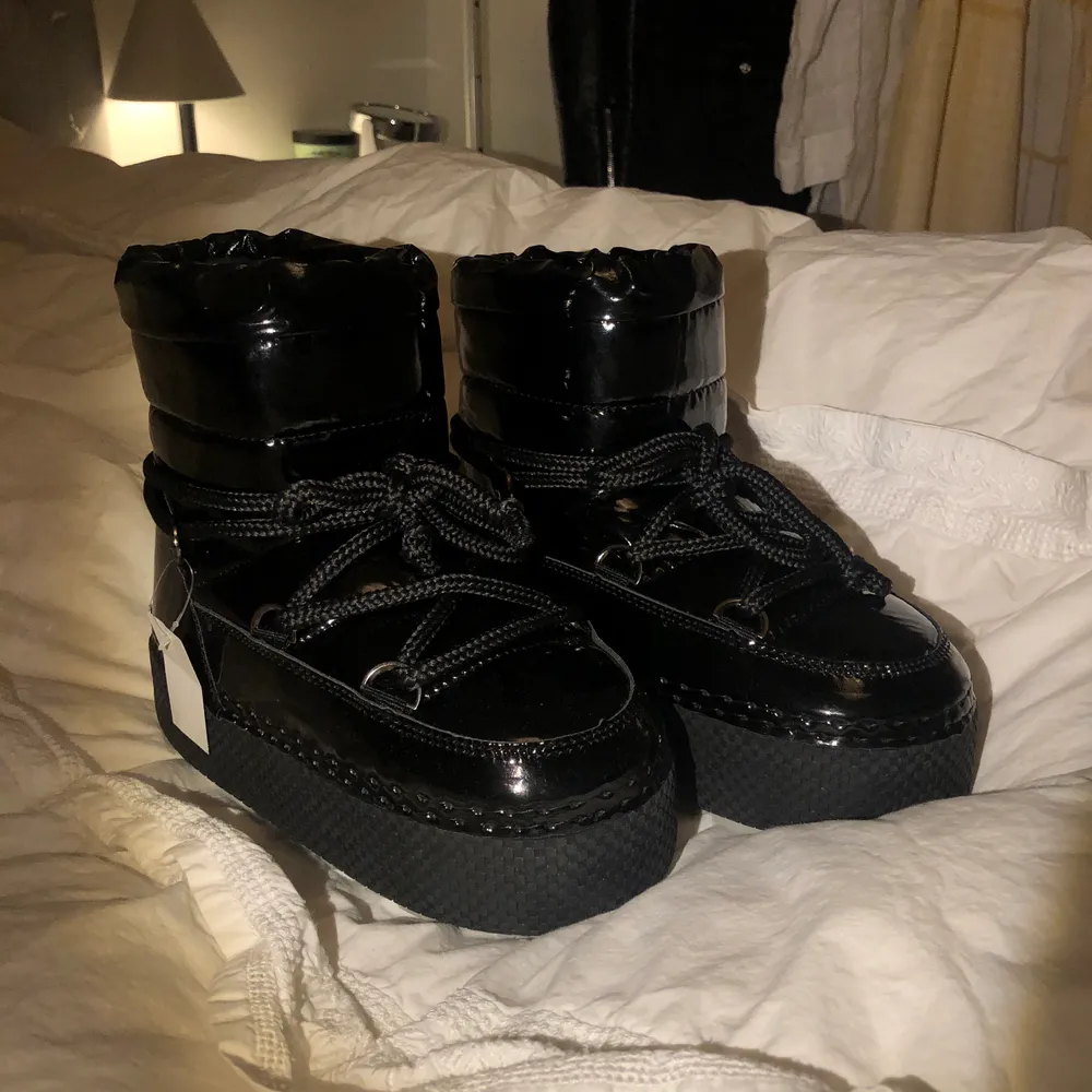BUDGIVNING AVSLTAD! Svarta glansiga vinter boots från Ella Cruz💞 Storlek 37 men stora i storleken! Aldrig använda. Kan både mötas och frakta:). Skor.
