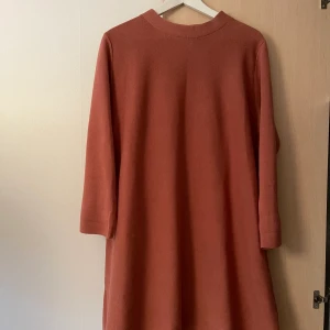 Klänning från COS - Aprikosfärgad klänning från COS i stickat material. Sparsamt använd. Kan mötas upp alternativt står köparen för frakten 🌟