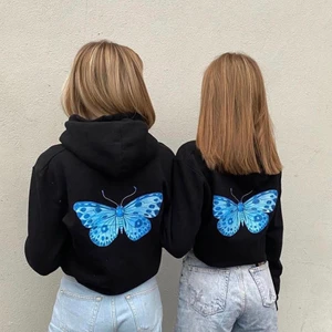 The cool elephant hoodie - Säljer denna trendiga hoodien fårn The cool elephant. Aldrig använt och lappen sitter fortfarande kvar. Buda i kommentarerna så avslutar jag budgivningen den 2 februari. Obs första bilden är lånad från The cool elephant Instagram. 💕