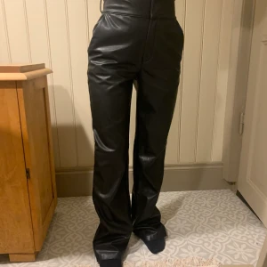 Nakd pu skinnbyxor - Säljer nu dessa snygga skinnbyxor! Finns inte kvar på hemsidan. Mycket populära och sitter bra. Hon på bilden är 1.60. Dessa passar även längre då de är långa! Ett skärp medföljer. Använda ett antal gånger men fortfarande i gott skick. 280 eller buda! Budet ligger på 350 just nu, buda i chatt eller privat fram tills 25e!
