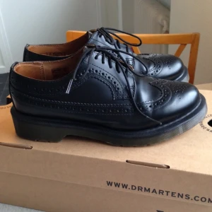  - Dr martens i nyskick, knappt använda då dom är för små. Passar 37, eller smal/liten 38. Utgången modell, köpta för 140 euro i Berlin. SMÅ repor fram på tån, men inget som syns, försvinner antagligen vid putsning. Passar lika bra till vardag som fest. 

Kan lämnas i Malmö/NV Skåne 
Även möjligt att skicka, då betalar köparen frakten. 