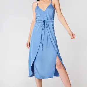Säljer denna blåa satin klänning för linn Ahlborgs kollektion med nakd🤍