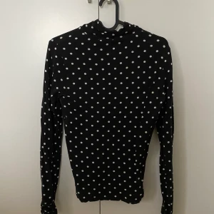 Topp Gina tricot  - Prickig slim tröja 