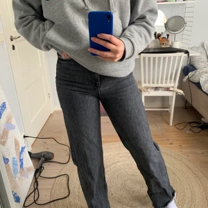 Slutsålda zarajeans - Mörkgråa jeans från zara i strl 38. Skulle säga att dem passar en strl 36 också då dem är små i storleken. Säljer pga jag tycker att dem är lite för korta för mig (är 177 cm). Frakt 60 kr. BUDA I KOMMENTARERNA!!!
