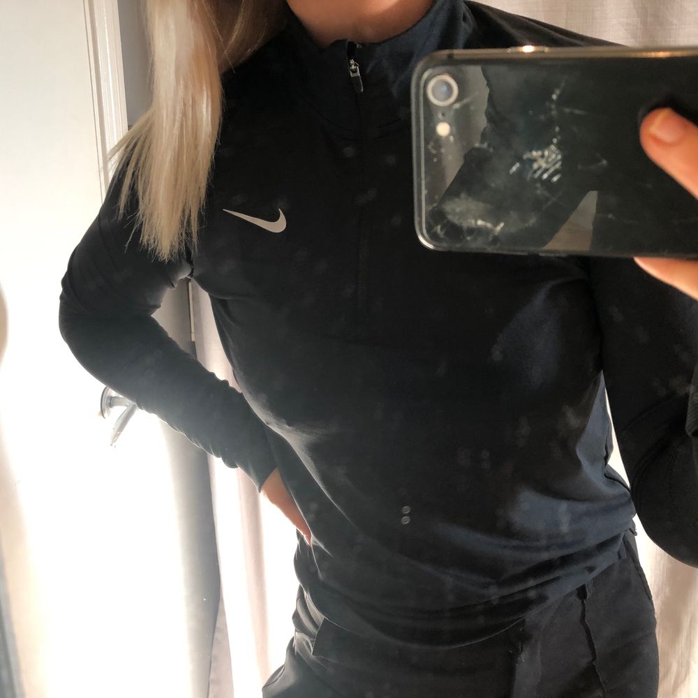 Snygg svart tränings tröja från Nike, använd Max 2 gånger, är i jätte fint skick, I storlek S (jag står inte för postens slarv) Ordinarie pris 450kr. Huvtröjor & Träningströjor.