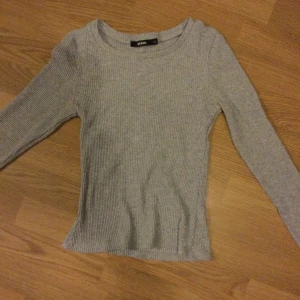 Tröja - Jättefin tröja från bikbok. Andvänd 2 gånger men inte min stil. Jättebra kvalitet och sitter så himla bra på kroppen. Buda om pris. Välj leveranspris själv. 