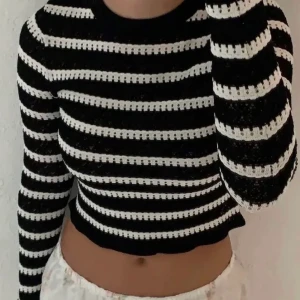 Randig zara tröja  - Säljer denna as snygga randiga tröja från zara, den är helt slutsåld! Har endast testat och lappen e somsagt kvar, (lånad bild på första) buda i kommentarerna! Somsagt helt ny! 💖