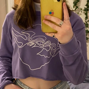 Croppad tröja med Yoda på🕺 - Tröjan är från Zaful och materialet är hyfsat tunt. Väl använd men det märks inte! 