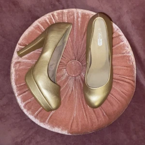 Guldiga Högklackar ✨ - Högklackar i guld från 2000-talet. Bara använda ett fåtal gånger för väldigt länge sen. Otroligt bra kvalitet & bara få repor och skråmor. Storlek 40 men väldigt smala så passar 38/39 bättre. ✨