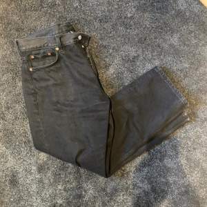 svarta jeans från weekday i modellen space. storlek 32/30 och i mycket gott skick. skriv till mig vid eventuella frågor :)
