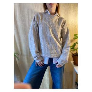 Cute beige/white knitted second hand jumper. In good condition, perfect for a cute and cosy outfit. Model size is 36 and 175cm. Unisex fit would say fit anyone between a size small-medium depending on how you want the it to fit! 