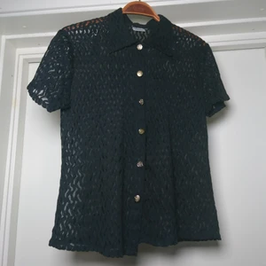 Transparent blus - Svart halvt transparent blus med guldknappar. Svår att fota och mycket finare i verkligheten!🌹