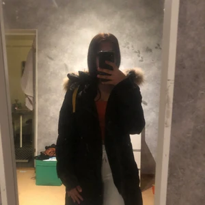 parajumper long bear - Köptes förra vintras den är i jätte bra skick vill sälja då jag har hittat en ny jacka (köparen står för frakt)