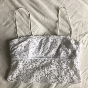bralette/linne - kan även användas som linne. Säljer för att den har tyvärr blivit för liten. Står att det är storleken B65 men jag skulle säga att den är mindre. Finns pads som man kan lägga in men jag tog ut dem🤍🤍🤍