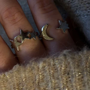 Stjärnringar - Superfina ringar med stjärnmotiv✨✨ ringen med månen är även justerbar! Ringen med tre stjärnor är  17cm i diameter. 50kr styck! 💓 Stjärnringar sålda