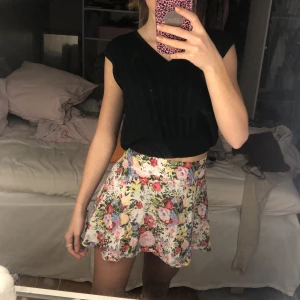 Blommig kjol🌸💐💞🤩 - Säljer denna super söta blommiga kjolen som är perfekt nu till våren! Så härligt material , ganska kort men passar xxs-s (jag är s) så himla gullig och matchar till mkt! Frakt tillkommer 💕🎀💐🌸🤩🪐👛