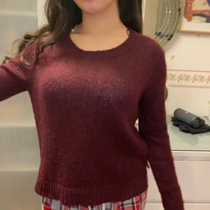 Stickad tröja - En helt oanvänd stickad tröja. Köpt i HM och är inte min stil 