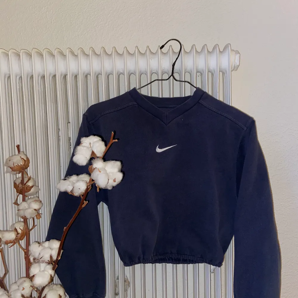 En Nike tröja som jag har gjort om till crop top! Den är från second hand från början. Frakten ingår i priset!. Tröjor & Koftor.
