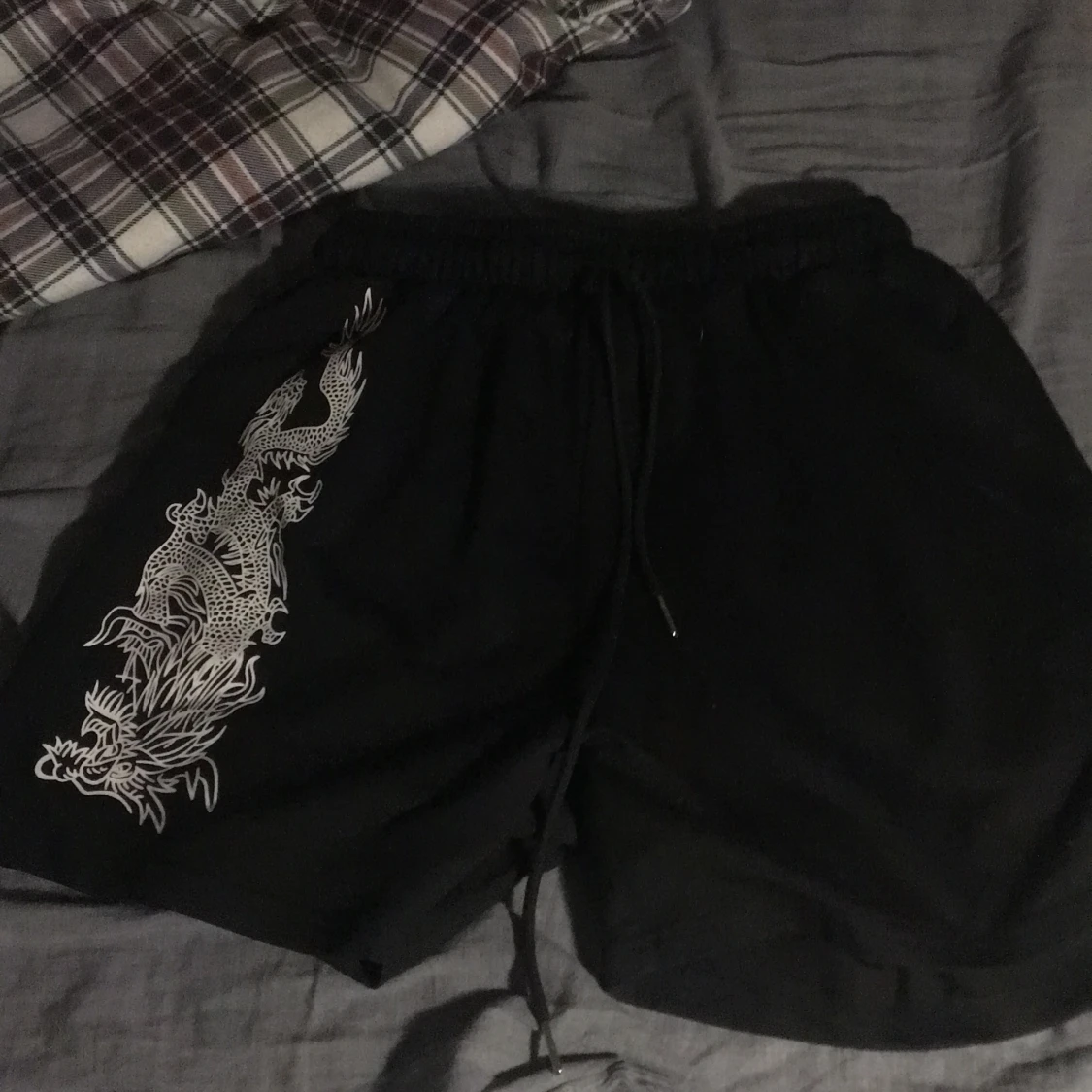 Ett mjukis sätt från SHEIN med shorts och tröja. - 90