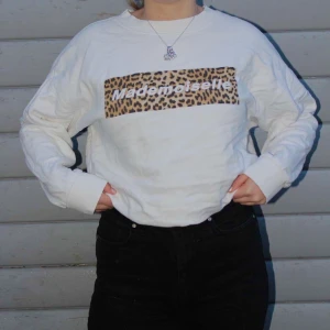 Vit/leopard sweatshirt - Säljer nu denna skit snygga sweatshirt! Har använt sweatshirten ett fåtal gånger så den är i mycket bra skick! Köparen står för frakt💞 hör av er vid intresse