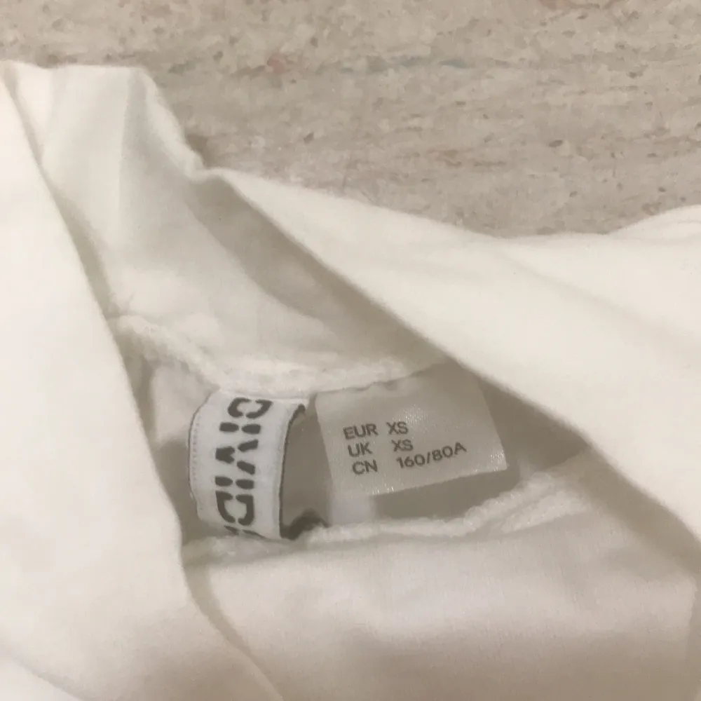 aldrig använd vit långärmad från H&M i storlek XS pris kan diskuteras då jag inte använder den 💕💕💕 Frakt ingår i priset för tröjan ✨. Toppar.