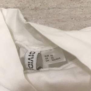 aldrig använd vit långärmad från H&M i storlek XS pris kan diskuteras då jag inte använder den 💕💕💕 Frakt ingår i priset för tröjan ✨