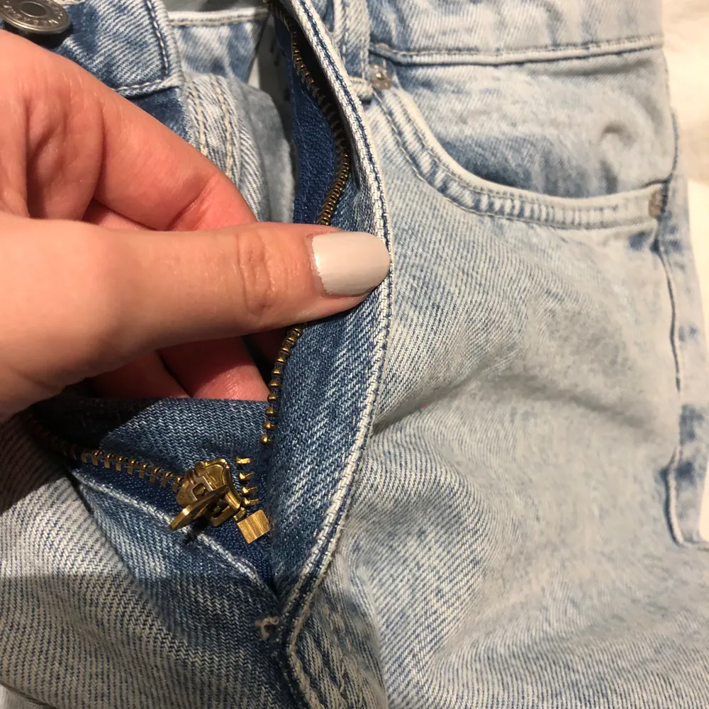 Aqua blue rowe jeans från weekday. Jättesnygg färg i jättebra skick. Anledningen till det billiga priset är att dragkedjan är trasig (vilket troligtvis går att sy eller fixa på annat sätt). Jeans & Byxor.