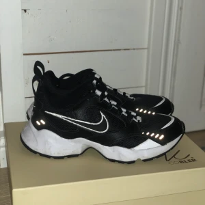 Vintage Nike skor 💗 - Nästan helt oanvända Nike air chunky sneakers som inte kommit till användning pgd av för stora. Storleken är 39. Köparen står för frakten 💗 Sista bilden är lånad! Priset kan diskuteras! 