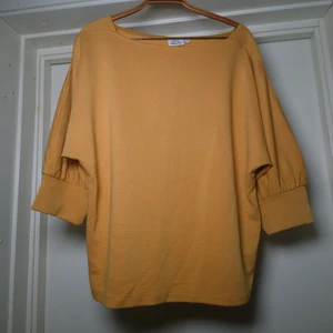 Gul skön tröja - Väldigt skön tröja med luftiga ärmar