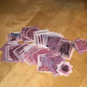 Rosa bilder - En box med massor av olika halvt genomskinliga (washi material typ) bilder i rosa. Perfekt till att hänga på väggen eller klistra in i bl.a bullet journals! Köparen står för frakt!  