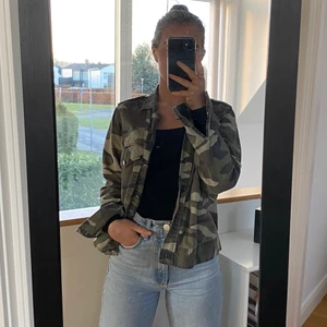 Militärjacka/skjorta - Cool militärjacka till varmare väder eller skjorta som går att använda året om🐸 storlek 36. Köpt för 400kr! 