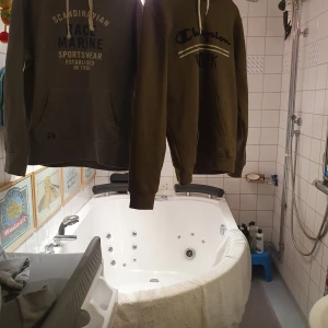 Champion och Race marine tröjor - Söt och market  vintage tröjor från Champion och race marine bada I bra skicka och ser ut fina.köpare star for frakt. Race marine 299 och Champion 450.finns fler bilder 