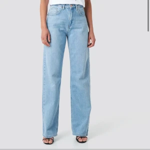 Intressekoll på jeans - Intressekoll på mina jeans från NA-KD x Emelie Briting. Jättesköna jeans som sitter som en smäck