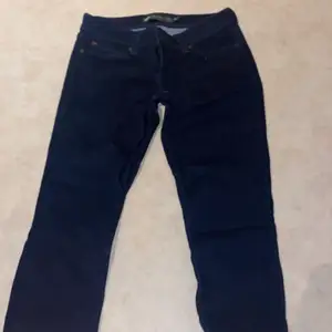 Ett par lågmidjade mörkblå skinny jeans i storlek 26. Säljer endast för att jag inte använder lågmidjat och dem är aldrig använda! Köparen står för frakt och jag tar endast swish!