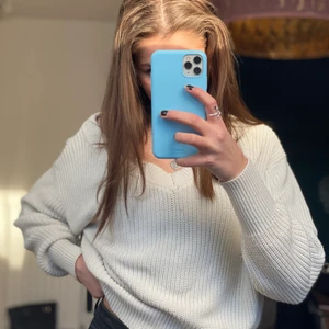 Stickad tröja - En vit stickad tröja från Gina Tricot som är vringad men man kan även ha den som en ”oneshoulder” tröja. Jättefin men säljer då jag inte använder den längre. Storlek M men passar även storlek S.