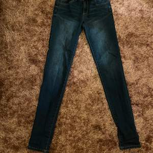 Jättesnygga lowrais jeans som tyvärr inte kom till användning, tight modell och i storlek M men känns som S. Kontakta om du är intresserad😊