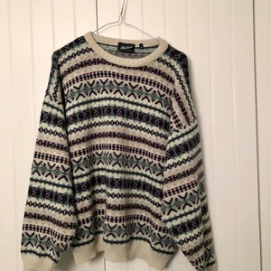 Vintage stickad tröja  - Vintage stickad tröja. Begagnat skick- se bild tre för defekt på kragen som jag nu har lagat. Jag vet inte vilken storlek men den sitter snyggt oversize på mig med S. 30 % ull. Budgivning i kommentarerna eller PM som tar slut den 23/1 kl 21.                         HÖGSTA BUD: 250 KR