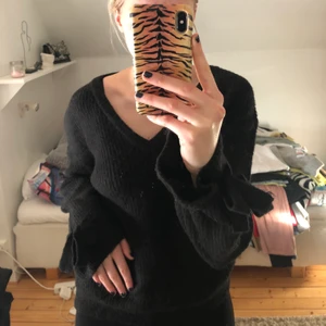 Tröja Linn Ahlborg x NA-KD - Svart stickad tröja som Linn Ahlborg designade tillsammans med NA-KD. Knytningar på ärmarna. Strl XS (Stor i storleken!!!). 