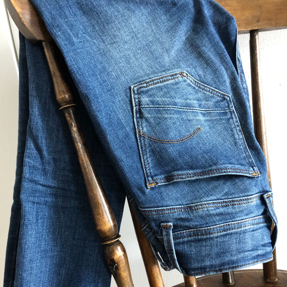Tighta blåa g-star jeans. Köpte dem för ett par år sedan för 1000kr. Som i nyskick, endast använda ca 2 ggr. I strl 23/30 men stretchiga så skulle säga att de passar xxs. Köparen står för frakten🥰 Buda gärna i kommentarerna❣️. Jeans & Byxor.