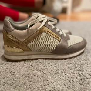  ÄKTA MICHAEL KORS Sneakers - Ett par superfina, speciella sneakers från Michael kors i strl 38 men passar även 39. Inköpta på Zalando för något år sedan. Använda fåtal gånger (som bild 3 visar).