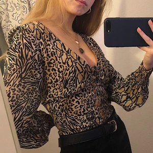 Blus med djurmönster - Jättefin blus från H&M med olika djurmönster. Använd några gånger så fortfarande i nyckick! Säljer pga den har blivit för stor, annars har den absolut varit en favorit! Den har resor längst ner på ärmarna, annars är marerialet inte särskilt stretchigt. Pris kan diskuteras!❤️