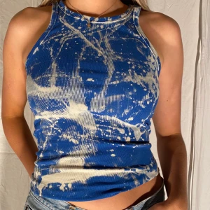 Blue top  - Här är ett plagg som har fått ett nytt liv! Ett miljövänligare alternativ för dig som kund & som har ett extra öga för kläder💕 Hör av dig till oss vid intresse eller frågor.                                                                                                     Köparen står för frakten:) 